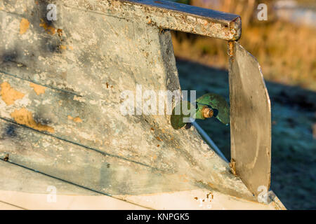 Kleines Boot Propeller und Ruder auf den Kopf Motorboot. Stockfoto