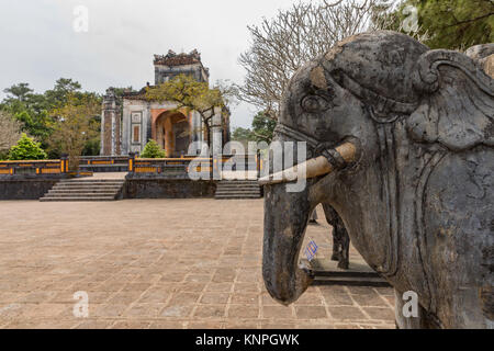 Zeremonielle Innenhof mit Statuen flankiert. Grab des Tu Duc Kaiser in Hue, Vietnam. Ein UNESCO Weltkulturerbe. Hue, Vietnam Stockfoto