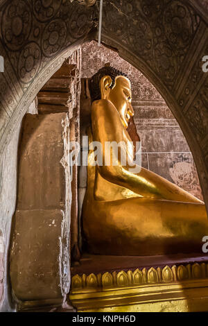 Sitzt Gold Buddha in der Htilominlo Tempel, Alt Bagan, Myanmar Stockfoto