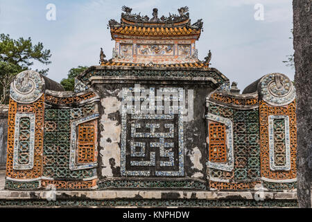 Detail eines keramischen Mosaik. Königliche Stadt Hue. Grab des Kaisers Khai Dinh (UNESCO Weltkulturerbe). Berühmte historische Stätte in Hue, Vietnam. Stockfoto