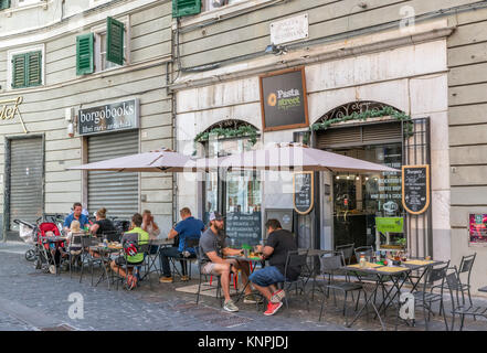 Cafe in der Altstadt, Piazza della Meridiana, Genua, Ligurien, Italien Stockfoto