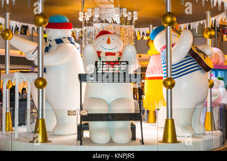 Schneemann Weihnachten Anzeige an einer Shopping Mall, Mall, in Hongkong Stockfoto