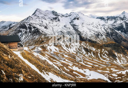 Malerischer Blick auf Hochalpenstraße Pass in Österreich oder Großglockner Hochalpenstraße im Herbst in Abend Stockfoto