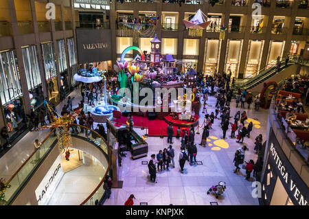 Gaudy Weihnachten Anzeige an einer Shopping Mall, Landmark Mall, in Hongkong Stockfoto