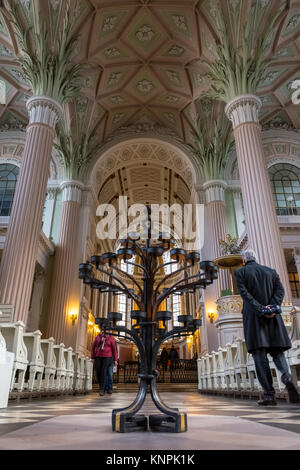 Nikolaikirche Leipzig Innenarchitektur rosa Blumen Dekoration einzigartige Religiöse Europa Deutschland Ziel Tourismus Stockfoto