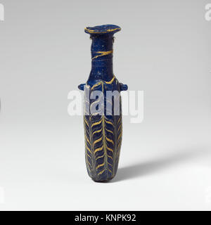 Bei diesem Alabastron aus Glas von MET DP151192 handelt es sich um eine antike Parfümflasche, die dekorative Glasarbeiten und funktionales Design in historischen Objekten zeigt. Stockfoto