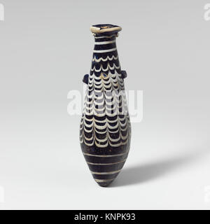 Dieser Alabastron aus Glas von MET DP151193 ist in historischen Buchillustrationen dargestellt und zeigt das antike Design von Parfümflaschen und dekorative Glasarbeiten. Stockfoto