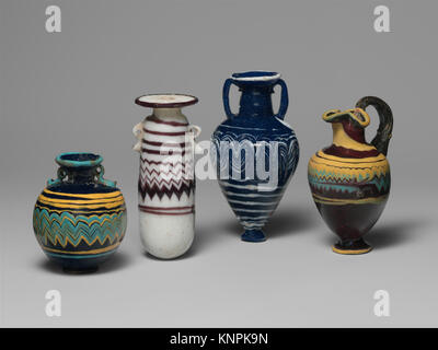 Diese Glasalabastron von MET ist eine kleine Parfümflasche mit engem Hals und langem Körper, die die alte Glashandwerkskunst veranschaulicht. Stockfoto