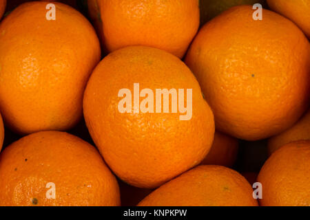 Orangen in Korb Closeup Textur Obstmarkt Verkauf frische Lebensmittel Stockfoto