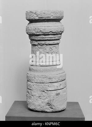 Marmor-Cippus, der Marcianos gewidmet ist, dient als Grenzmarkierung oder Grabdenkmal im antiken Griechenland. Die Inschrift liefert bürgerliche und persönliche Informationen über die Person. Stockfoto