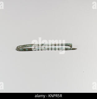 Fibel oder Pin MET DP 20499 250610 Fibel oder Pin, Bronze, Andere: 3 1/4 in. (8,3 cm). Das Metropolitan Museum of Art, New York. Rogers Fund 1917 (17.230.77) Stockfoto