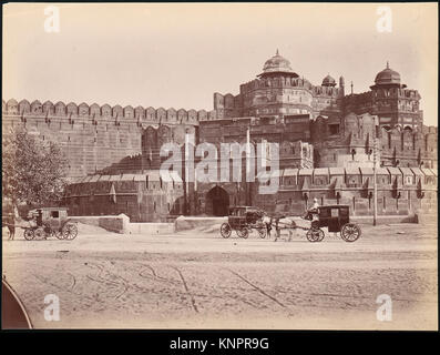 Das Red Fort in Delhi, Indien, ist ein Mogul-Fort aus dem 17. Jahrhundert mit massiven roten Sandsteinmauern, Toren und einer Geschichte von politischer und militärischer Bedeutung. Stockfoto