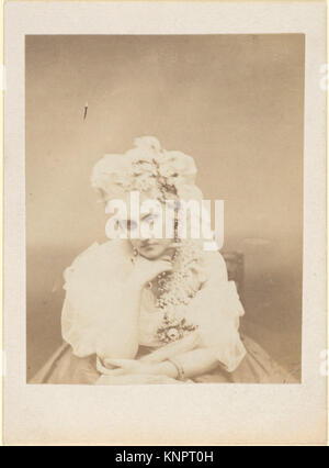 Das Foto von Pierre-Louis Pierson mit dem Titel „Versuchen nach Snapshots“ zeigt eine Frau in einer offenen, informellen Pose. Das Bild spiegelt den experimentellen Charakter der frühen Fotografie wider. Stockfoto