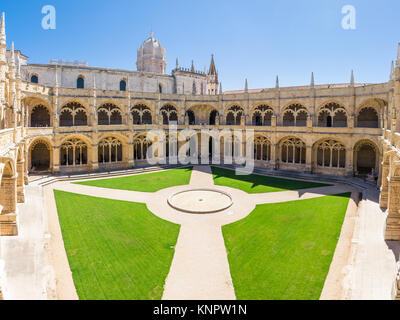 Mosterio dos Jeronimos Innenhof in Lissabon Portugal während der touristischen Saison Sommer August 2017 Stockfoto