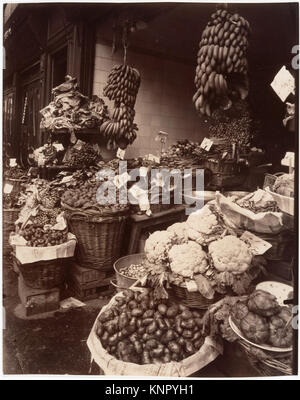 Ein historisches Pariser Obst- und Gemüseladen in der Rue Mouffetard, das Design und die Ausstellung von Produkten zeigt, die in einem Bild des Metropolitan Museum of Art aufbewahrt werden. Stockfoto