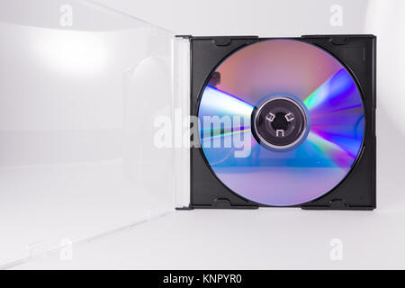 DVD-Rohling CD-RW Kreis Closeup Case transparenter Kunststoff weiß Objekt Hintergrund Medien Bürobedarf Stockfoto