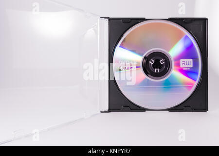 DVD-Rohling CD-RW Kreis Closeup Case transparenter Kunststoff weiß Objekt Hintergrund Medien Bürobedarf Stockfoto