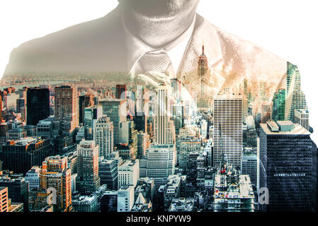 Business Mann binden Krawatte Anzug Double Exposure New York City Skyline Stadtbild professionelle Abstract Stockfoto