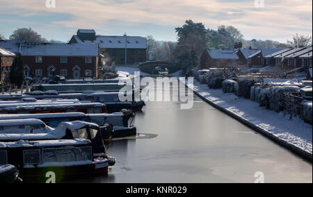 Kanal Boote in den gefrorenen Shropshire Union Canal an Market Drayton nach Großbritannien seine kälteste Nacht des Jahres mit weite Teile des Landes unter den Gefrierpunkt fallen hatten - mit-13 C (8.6F) in Shropshire aufgezeichnet. Stockfoto