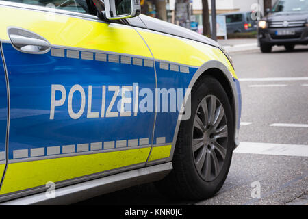 Deutsche Polizei Polizei Auto Sport schnell Rad Asphalt Spiegel Blau Stockfoto