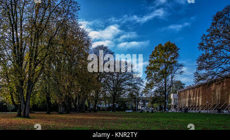 Park und Salinen in Bad Rothenfelde im Herbst mit sonnigem Wetter und blauem Himmel Stockfoto