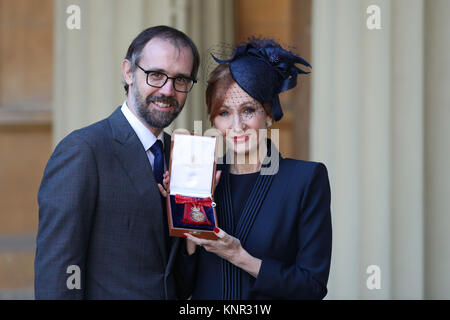 Harry Potter Thema JK Rowling mit ihrem Mann Neil Murray, nachdem Sie einen Begleiter der Ehre durch den Herzog von Cambridge bei einer Ordensverleihung am Buckingham Palace, London, gemacht wurde. Stockfoto