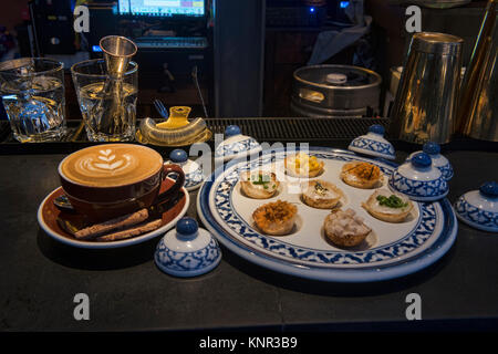 Traditionelle thailändische Snacks in Bangkok, Thailand Stockfoto