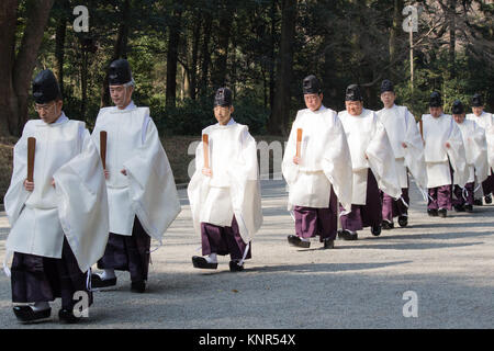 Kannushi, die Person, die für die Aufrechterhaltung eines Shinto Schrein zu Fuß durch Meiji Jingu Gartenanlage im Zentrum von Tokio verantwortlich. Stockfoto