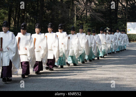 Kannushi, die Person, die für die Aufrechterhaltung eines Shinto Schrein zu Fuß durch Meiji Jingu Gartenanlage im Zentrum von Tokio verantwortlich. Stockfoto