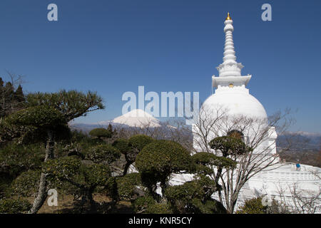 Die buddhistischen Tempel in einem Frieden Garten am Stadtrand von Gotenba mit Blick auf den Berg Fuji gelegen Stockfoto
