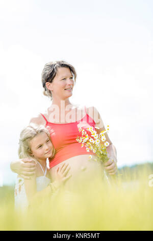 Werdende Mutter Mit 7-Jaehriger Tochter - schwangere Mutter mit Tochter Stockfoto