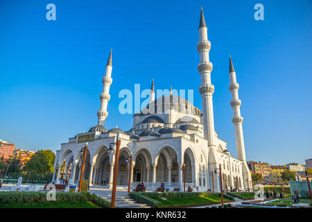 Neue serhat Hatun Moschee Blick von genclik Park in Ankara, Türkei Stockfoto