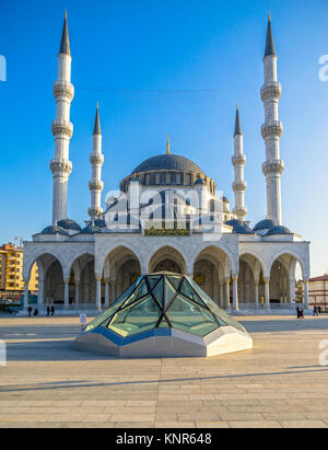 Neue serhat Hatun Moschee Blick von Gençlik Park in Ankara, Türkei Stockfoto