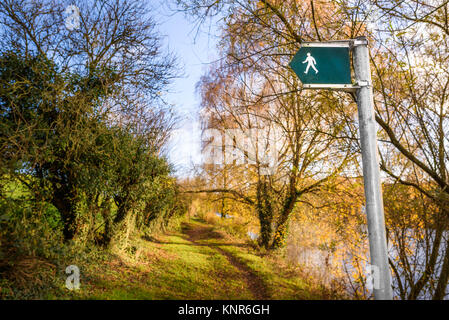 Öffentlichen Fußweg Zeichen entlang des Flusses Weaver, Cheshire in der Landschaft im Herbst. Stockfoto