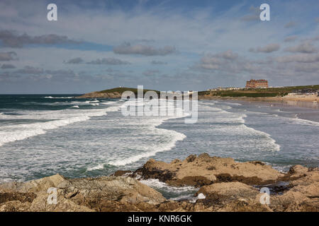 Flut und Surfen auf den Fistral Beach in Newquay, Cornwall Stockfoto