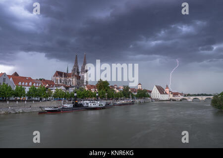 Dunkle Wolken mit Blitz über Regensburg, Deutschland Stockfoto