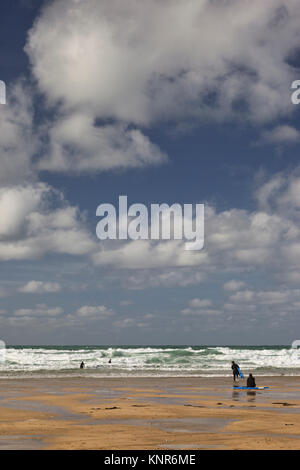 Surfer auf den Fistral Beach in Newquay in Cornwall. Stockfoto