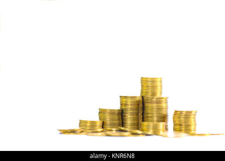 Einsparungen, Erhöhung der Spalten von Goldmünzen, Stapel von Goldmünzen als Grafik auf weißem Hintergrund, Business Banking Idee, flacher konzentrieren. Stockfoto