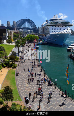 Ansicht von Westen der Circular Quay, mit Kreuzfahrtschiff im Hafen an Overseas Passenger Terminal, Sydney, New South Wales, Australien Stockfoto