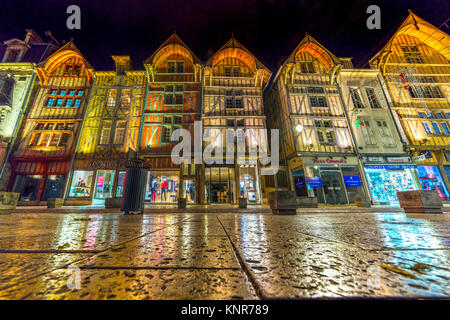 TROYES, Frankreich - November 23, 2017: Blick auf die Altstadt in der Nacht. - Hauptstadt der Aube Troyes (Champagne) in Frankreich. Viele h Stockfoto