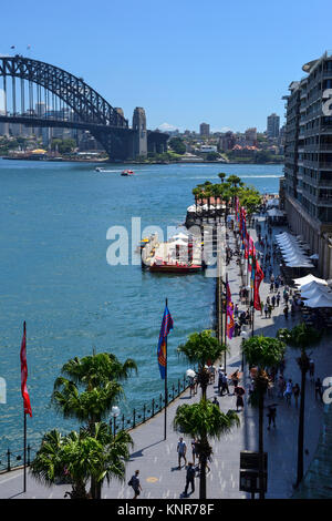 Erhöhten Blick auf die Ostseite des Circular Quay, mit Sydney Harbour Bridge im Hintergrund - Sydney, New South Wales, Australien Stockfoto