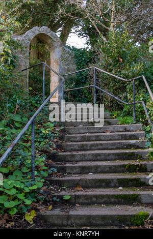 Treppe zu einer steinernen Torbogen, von Babbacombe hinunter einen steilen Hang zu Babbacombe Beach, Torquay, Devon, Großbritannien. Dezember 2017. Stockfoto