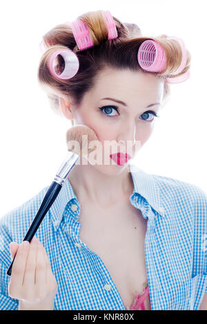 Junge Frau Mit Puderpinsel Und Lockenwicklern Im Haar - Frau mit Make-up Pinsel und Haar Walze Stockfoto