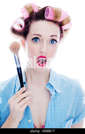 Junge Frau Mit Puderpinsel Und Lockenwicklern Im Haar - Frau mit Make-up Pinsel und Haar Walze Stockfoto