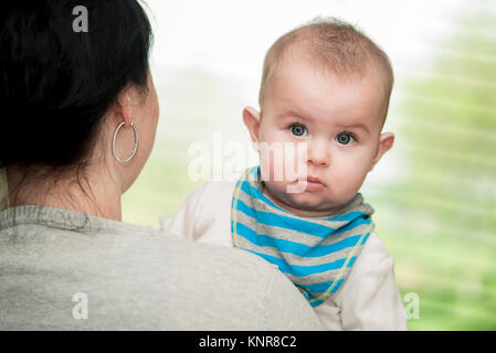 Mutter Mit Sohn Im Arm - Mutter und Sohn Stockfoto