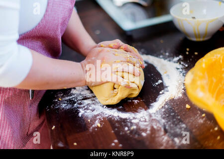 Teig Kneten - zu einem Kuchenteig kneten Stockfoto