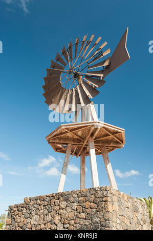 Windmühle auf einer Promenade in Costa Teguise, Lanzarote auf den Kanarischen Inseln, Spanien Stockfoto