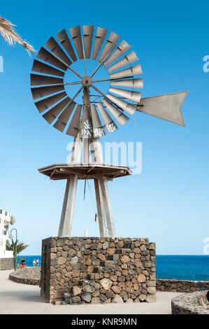 Windmühle auf einer Promenade in Costa Teguise, Lanzarote auf den Kanarischen Inseln, Spanien Stockfoto