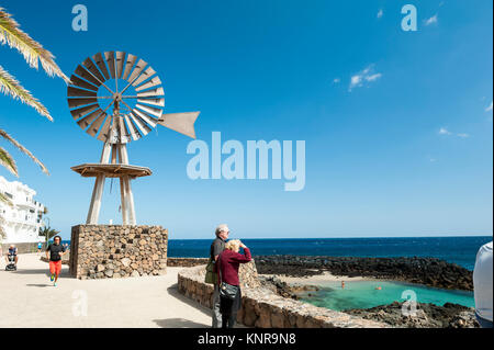 Windmühle auf einer Promenade in Costa Teguise, Lanzarote auf den Kanarischen Inseln, Spanien Stockfoto