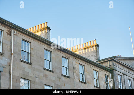 Zeilen der Schornsteine auf dem Dach eines traditionellen Sandstein Tenement House in Glasgow, UK. Stockfoto